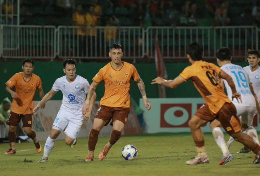 CLB Hoàng Anh Gia Lai suýt tạo "địa chấn" ở Pleiku- Ảnh 1. CLB Hoàng Anh Gia Lai suýt tạo "địa chấn" ở Pleiku- Ảnh 1.