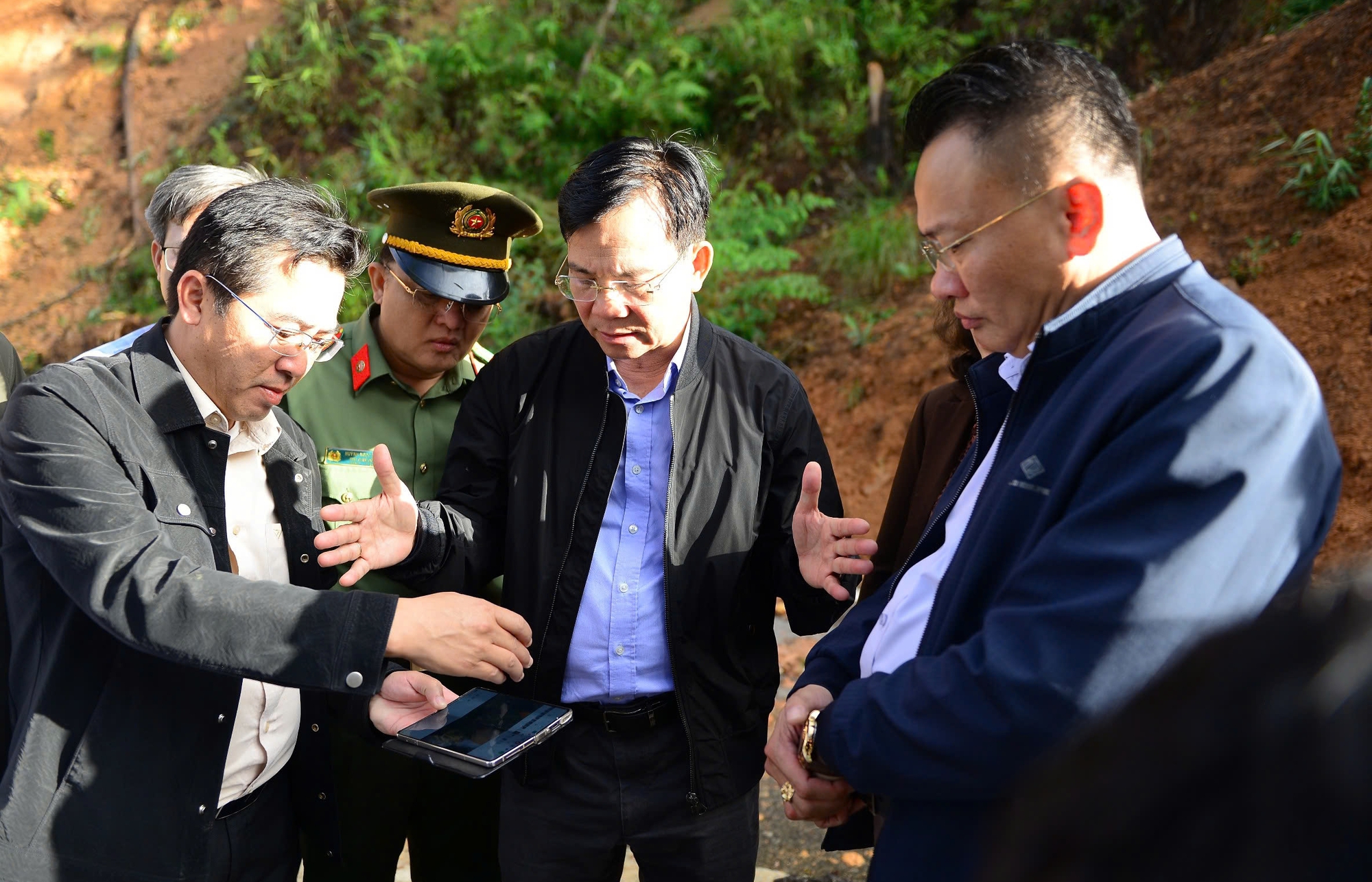 Cận cảnh các vết nứt nguy hiểm trên đèo D'ran ở Lâm Đồng- Ảnh 1. Cận cảnh các vết nứt nguy hiểm trên đèo D'ran ở Lâm Đồng- Ảnh 1.