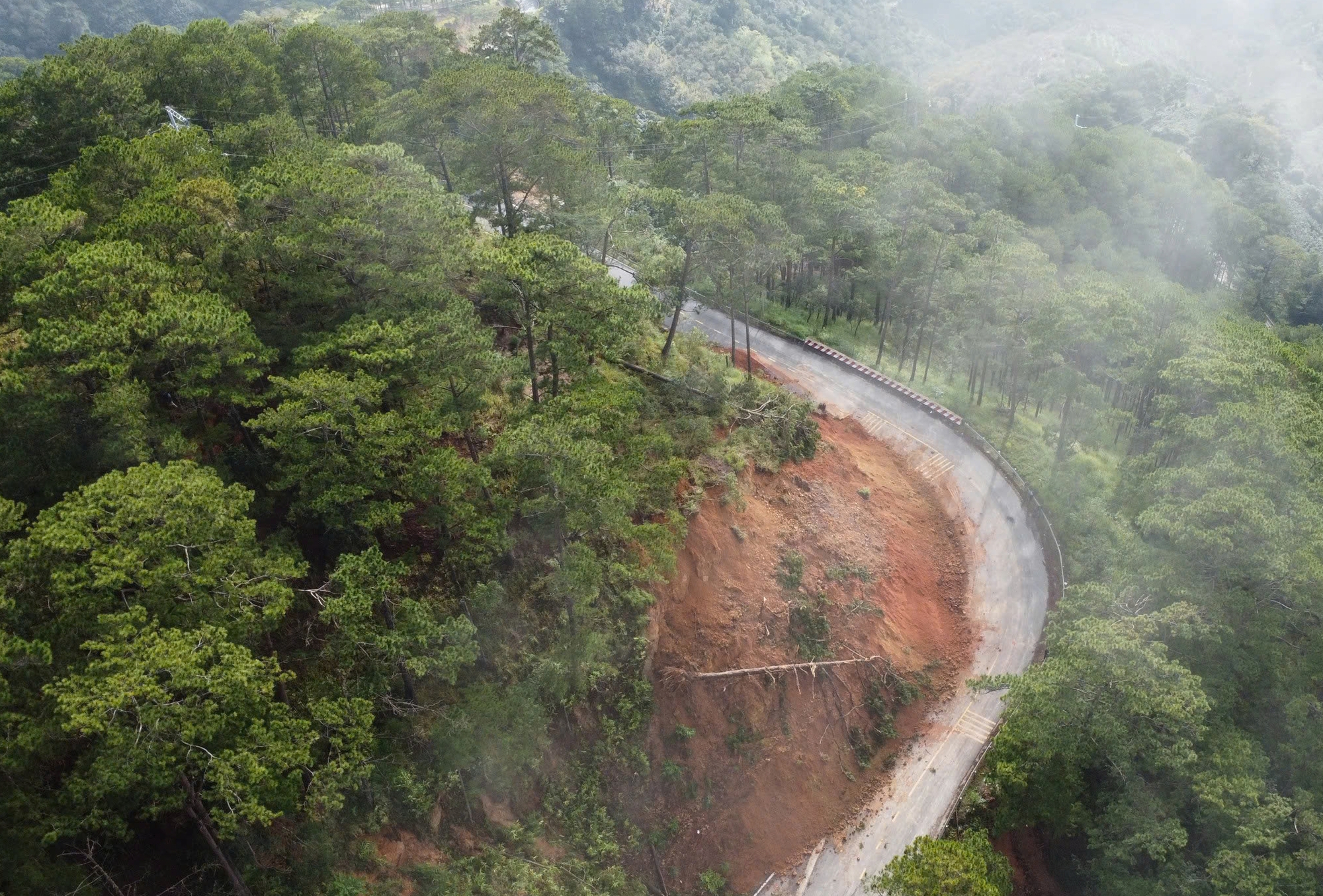 Cận cảnh các vết nứt nguy hiểm trên đèo D'ran ở Lâm Đồng- Ảnh 2. Cận cảnh các vết nứt nguy hiểm trên đèo D'ran ở Lâm Đồng- Ảnh 2.