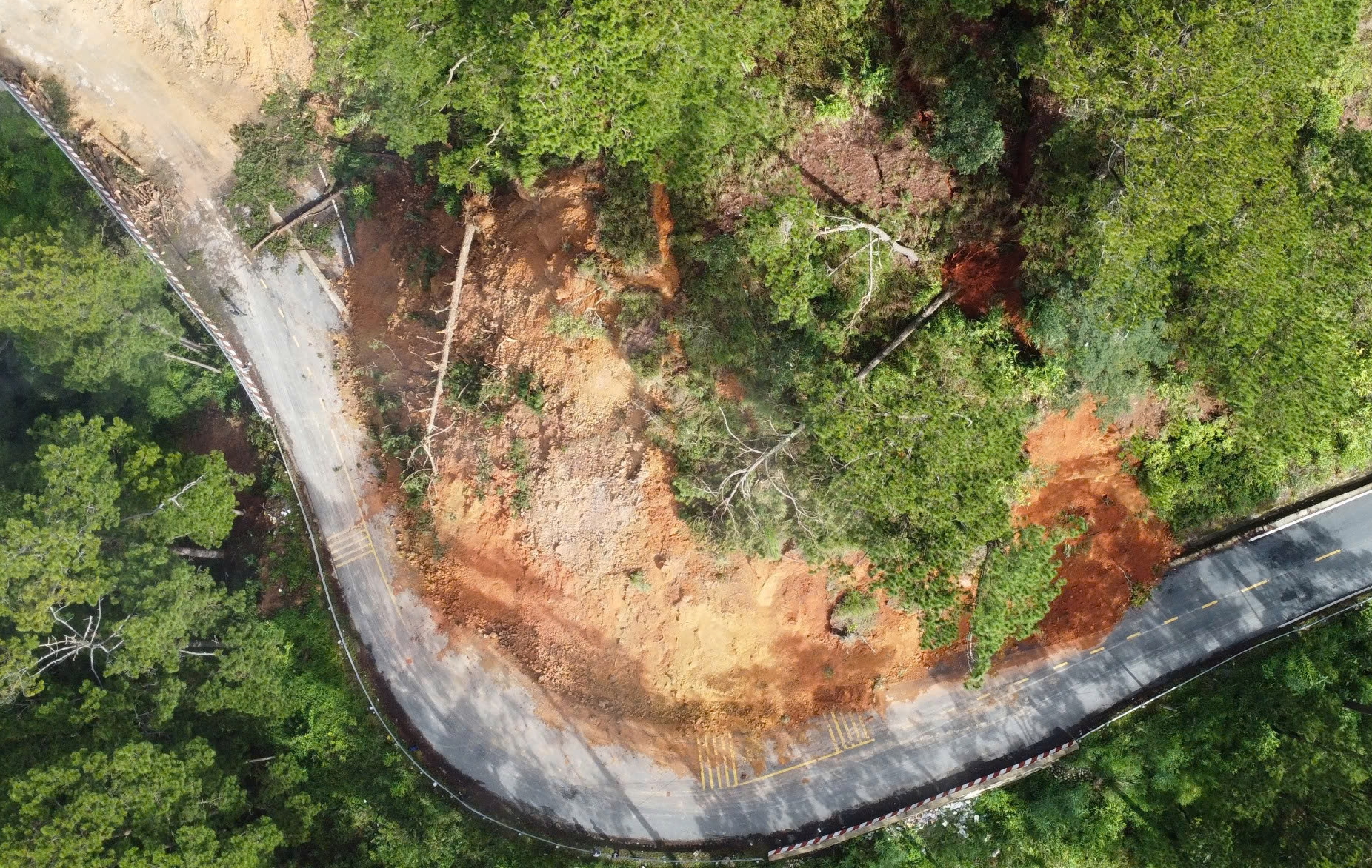 Cận cảnh các vết nứt nguy hiểm trên đèo D'ran ở Lâm Đồng- Ảnh 3. Cận cảnh các vết nứt nguy hiểm trên đèo D'ran ở Lâm Đồng- Ảnh 3.