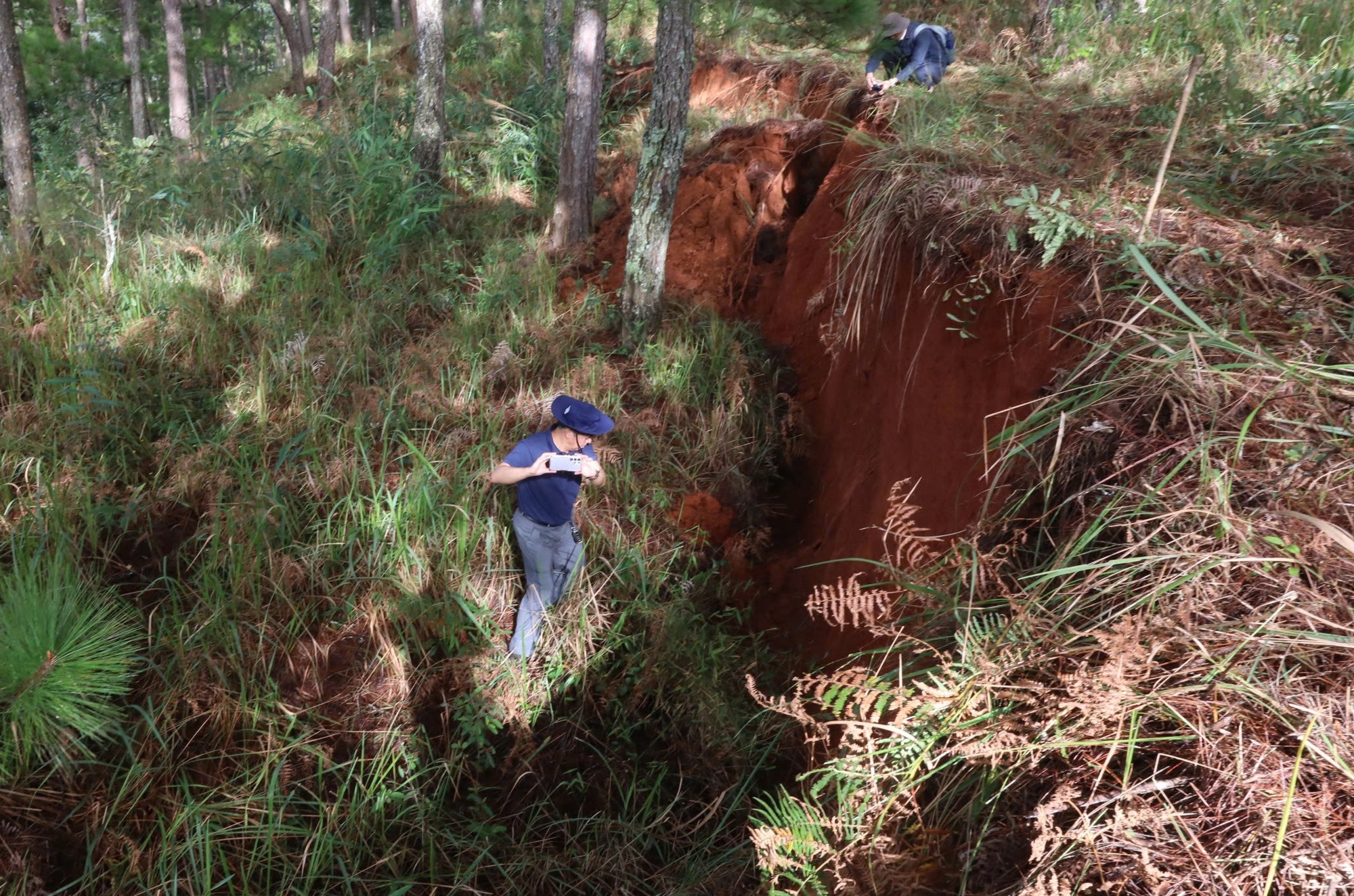Cận cảnh các vết nứt nguy hiểm trên đèo D'ran ở Lâm Đồng- Ảnh 5. Cận cảnh các vết nứt nguy hiểm trên đèo D'ran ở Lâm Đồng- Ảnh 5.