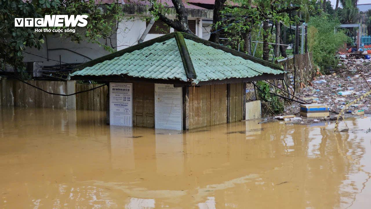 TP Huế hoang tàn, bị rác và bùn bủa vây sau trận 'đại hồng thuỷ'- Ảnh 2.