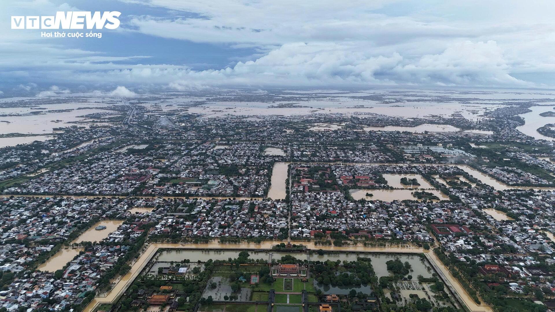 TP Huế hoang tàn, bị rác và bùn bủa vây sau trận 'đại hồng thuỷ'- Ảnh 1.