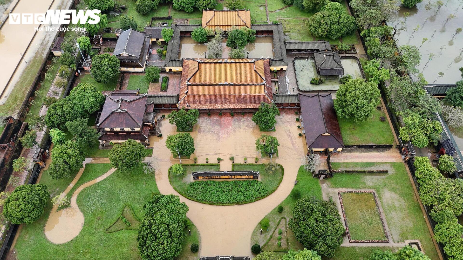 TP Huế hoang tàn, bị rác và bùn bủa vây sau trận 'đại hồng thuỷ'- Ảnh 10.