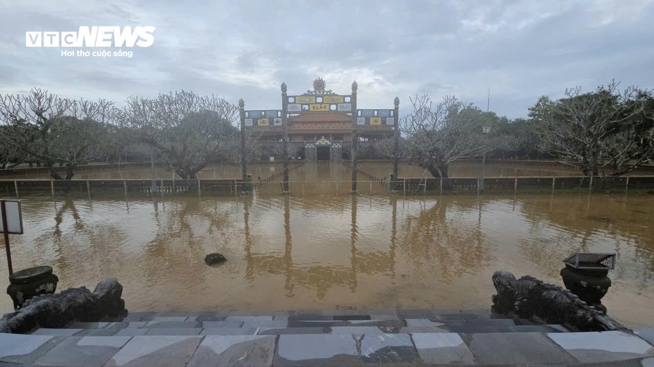 TP Huế hoang tàn, bị rác và bùn bủa vây sau trận 'đại hồng thuỷ'- Ảnh 11.