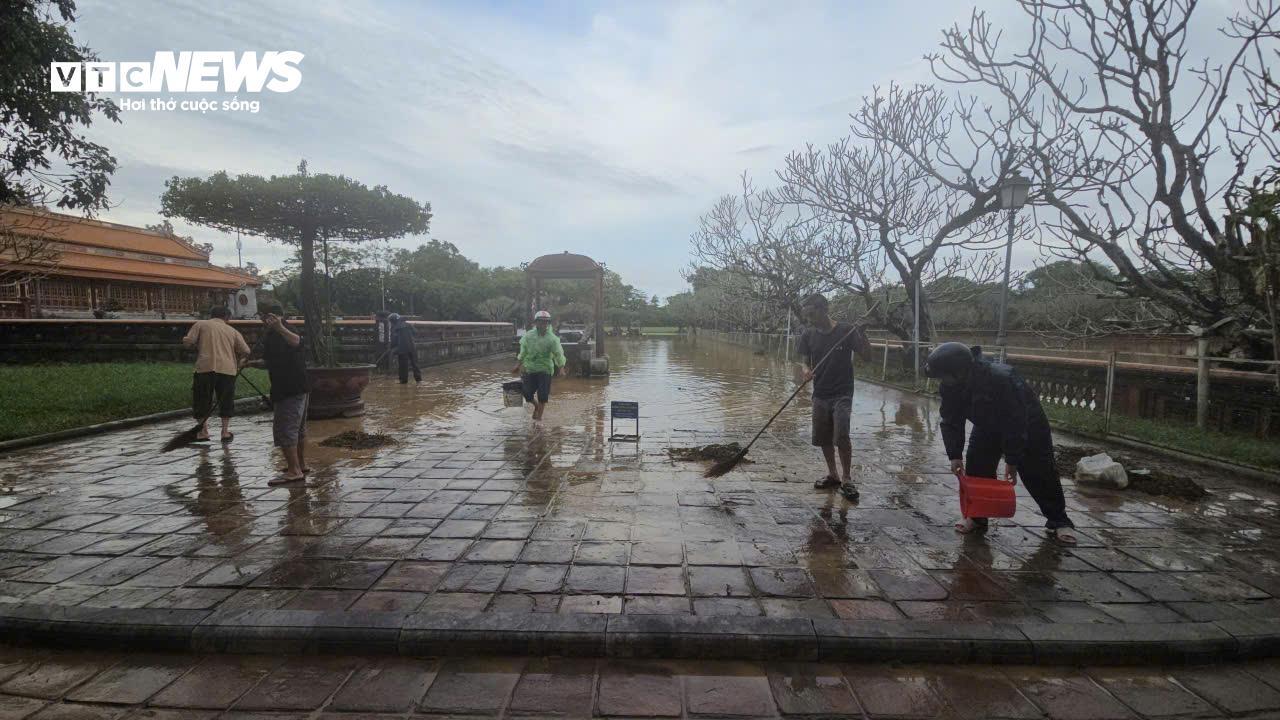 TP Huế hoang tàn, bị rác và bùn bủa vây sau trận 'đại hồng thuỷ'- Ảnh 13.