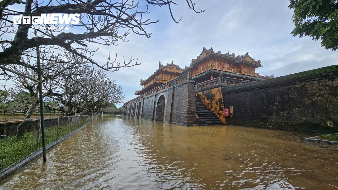 TP Huế hoang tàn, bị rác và bùn bủa vây sau trận 'đại hồng thuỷ'- Ảnh 12.