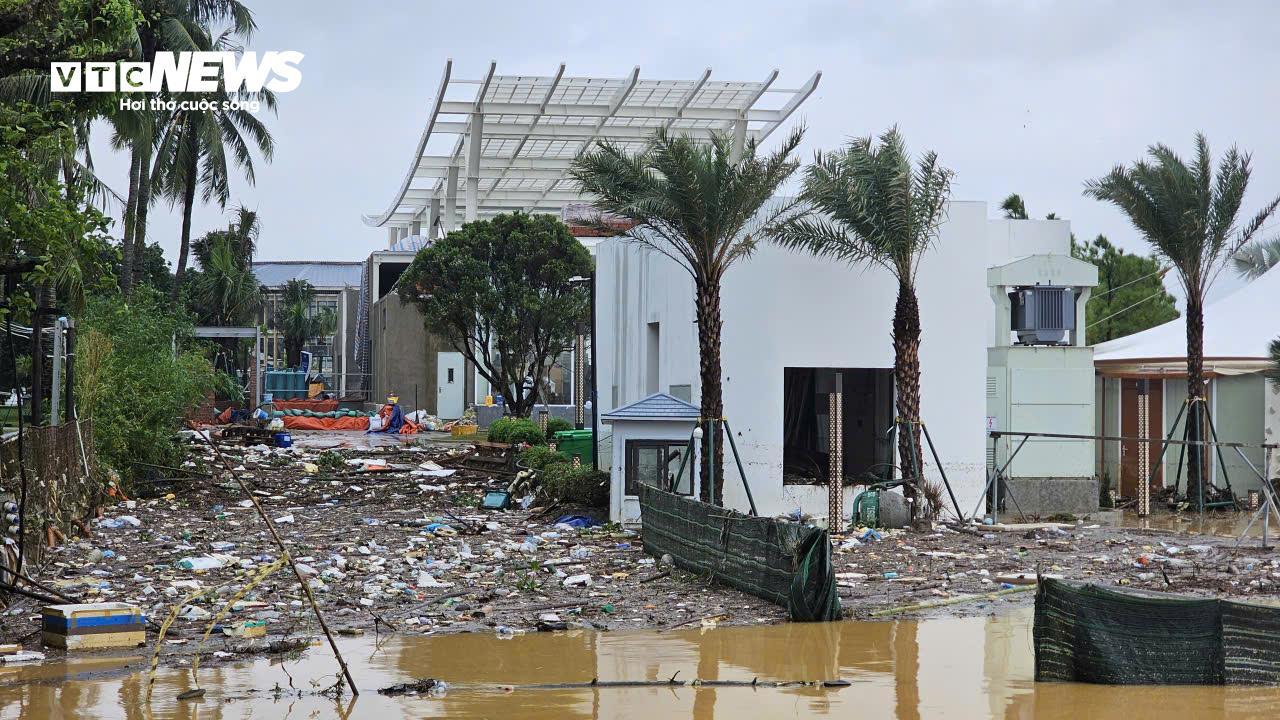 TP Huế hoang tàn, bị rác và bùn bủa vây sau trận 'đại hồng thuỷ'- Ảnh 6.