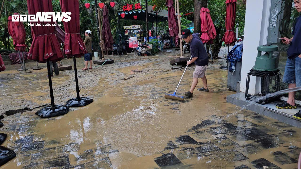 TP Huế hoang tàn, bị rác và bùn bủa vây sau trận 'đại hồng thuỷ'- Ảnh 9.
