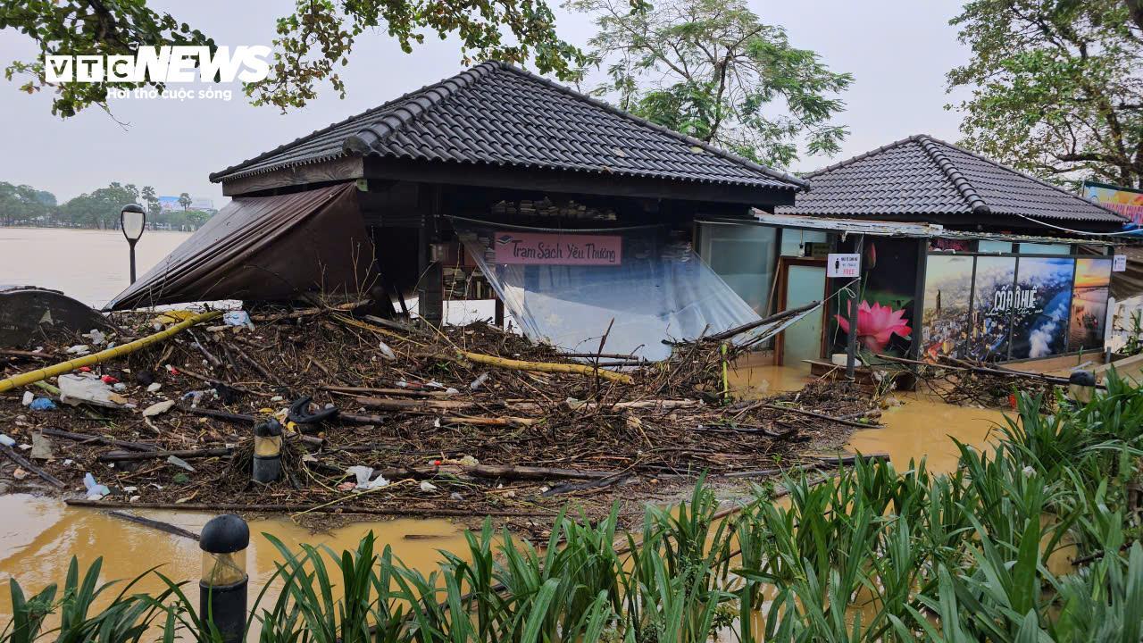 TP Huế hoang tàn, bị rác và bùn bủa vây sau trận 'đại hồng thuỷ'- Ảnh 7.