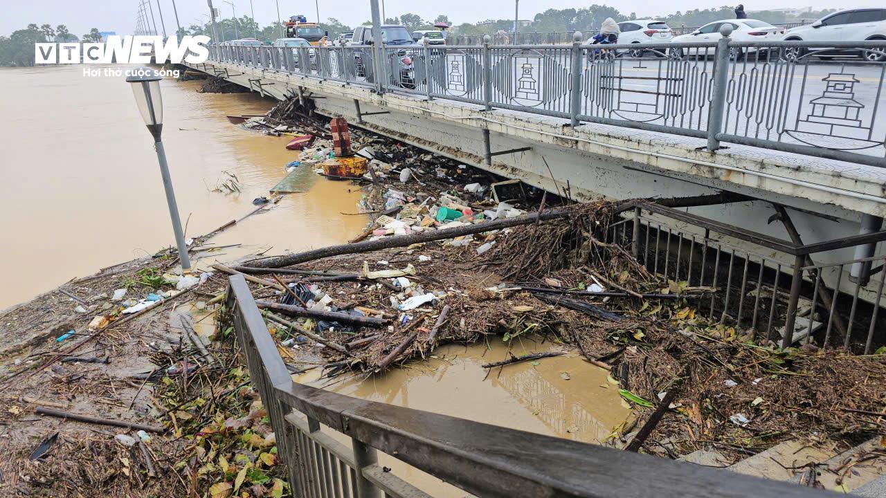 TP Huế hoang tàn, bị rác và bùn bủa vây sau trận 'đại hồng thuỷ'- Ảnh 8.
