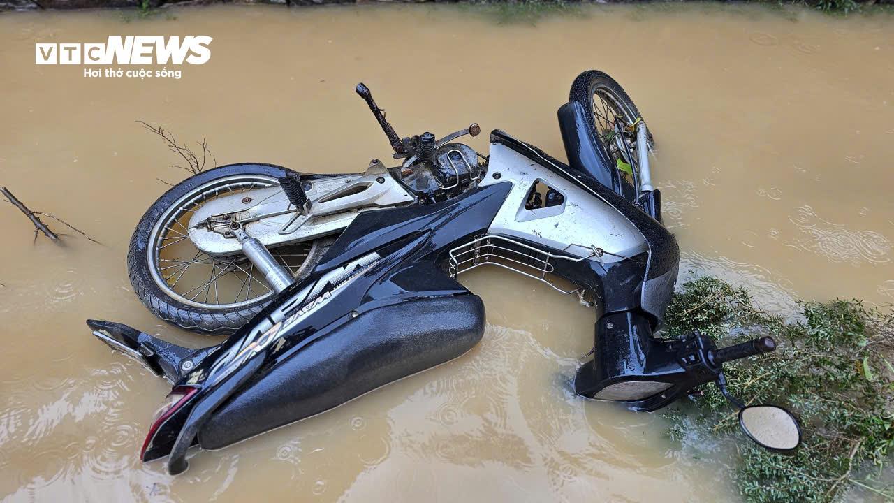 TP Huế hoang tàn, bị rác và bùn bủa vây sau trận 'đại hồng thuỷ'- Ảnh 5.