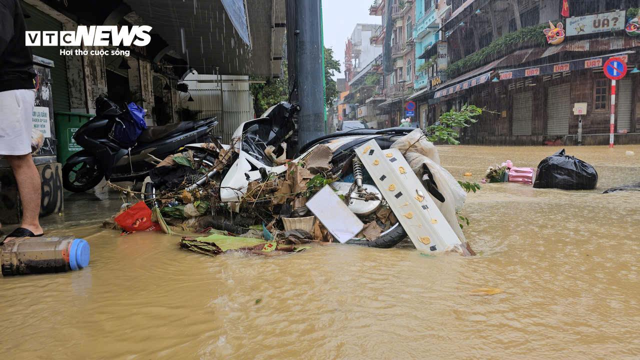 TP Huế hoang tàn, bị rác và bùn bủa vây sau trận 'đại hồng thuỷ'- Ảnh 4.
