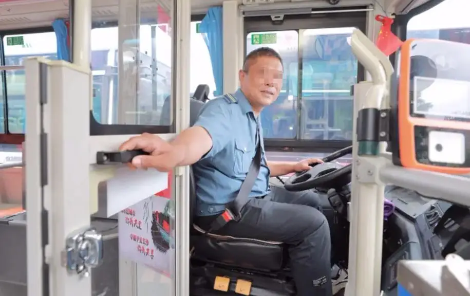 Nam tài xế xe buýt 42 tuổi phát hiện nhiễm HIV, vợ bật khóc nói một câu khiến ai cũng nghẹn- Ảnh 2. Nam tài xế xe buýt 42 tuổi phát hiện nhiễm HIV, vợ bật khóc nói một câu khiến ai cũng nghẹn- Ảnh 2.