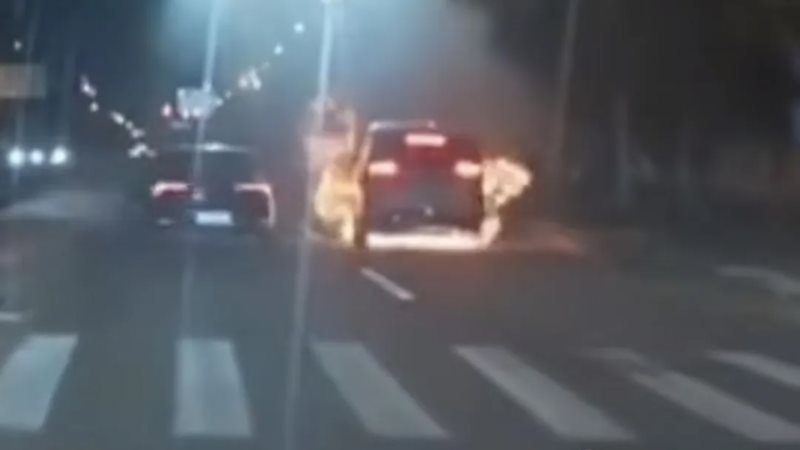 (Clip): Xe điện Geely bốc cháy, nổ như pháo hoa tại Trung Quốc- Ảnh 3.