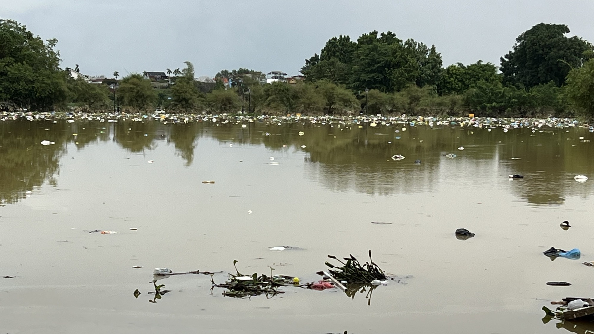 Xót xa nội thành Huế sau cơn lũ lịch sử- Ảnh 16. Xót xa nội thành Huế sau cơn lũ lịch sử- Ảnh 16.