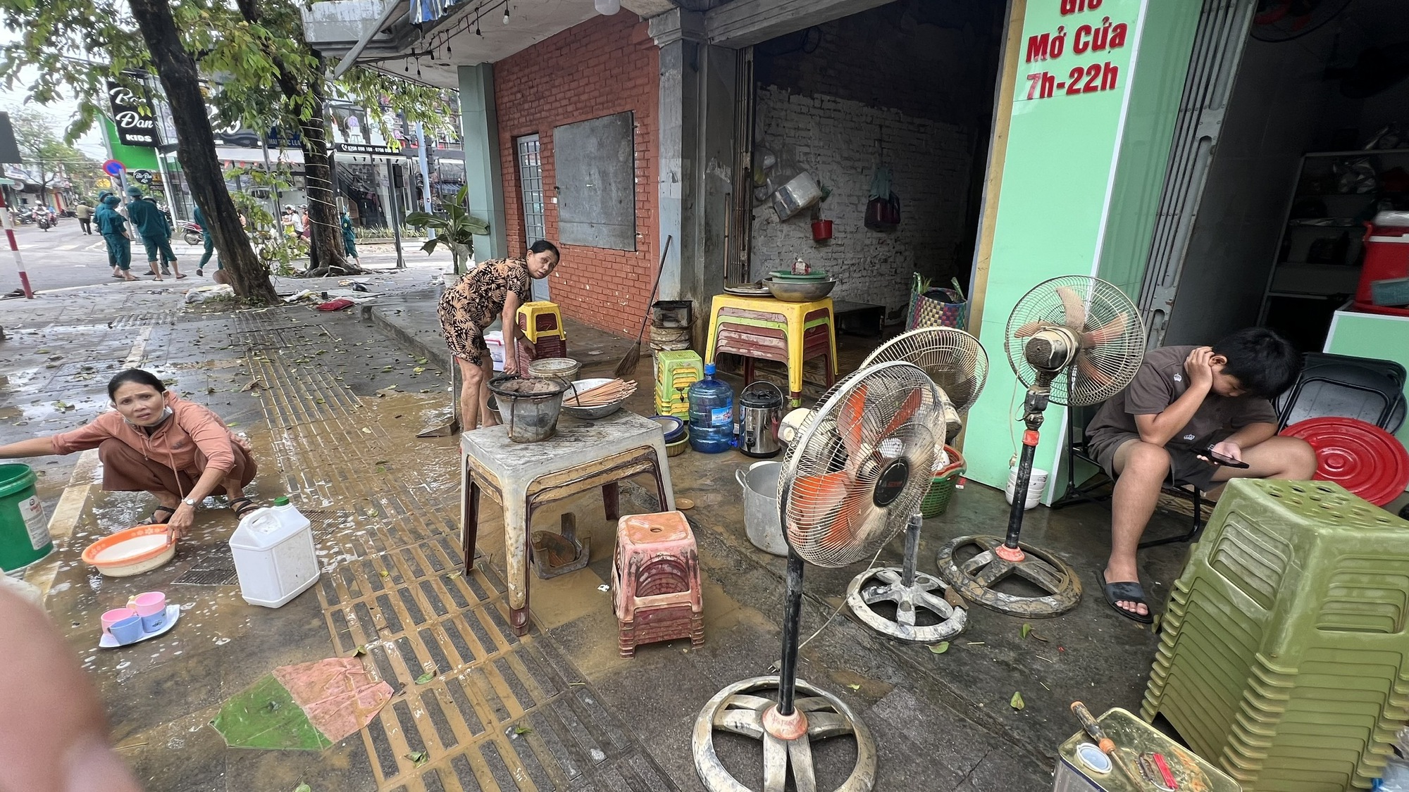 Xót xa nội thành Huế sau cơn lũ lịch sử- Ảnh 7. Xót xa nội thành Huế sau cơn lũ lịch sử- Ảnh 7.