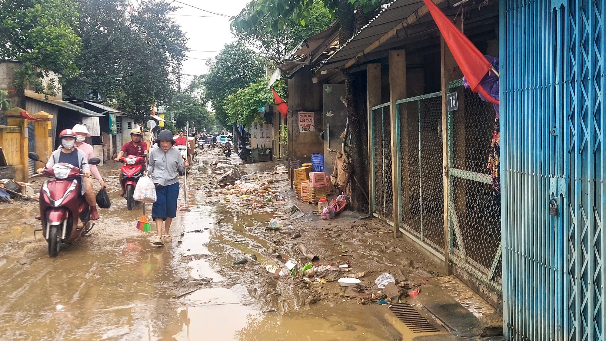 Xót xa nội thành Huế sau cơn lũ lịch sử- Ảnh 13. Xót xa nội thành Huế sau cơn lũ lịch sử- Ảnh 13.