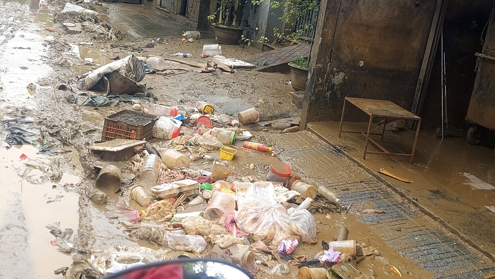 Xót xa nội thành Huế sau cơn lũ lịch sử- Ảnh 14. Xót xa nội thành Huế sau cơn lũ lịch sử- Ảnh 14.