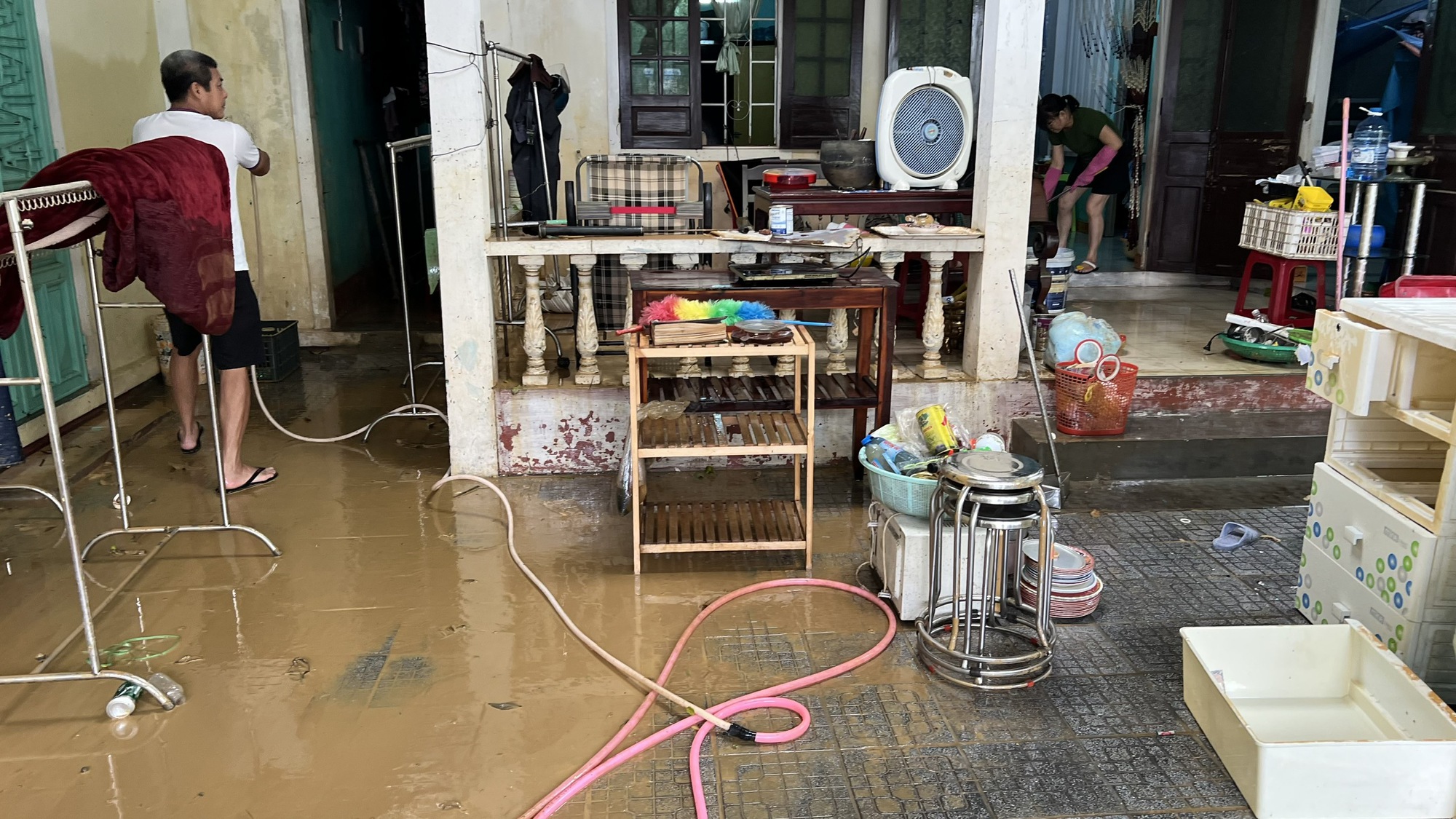 Xót xa nội thành Huế sau cơn lũ lịch sử- Ảnh 5. Xót xa nội thành Huế sau cơn lũ lịch sử- Ảnh 5.