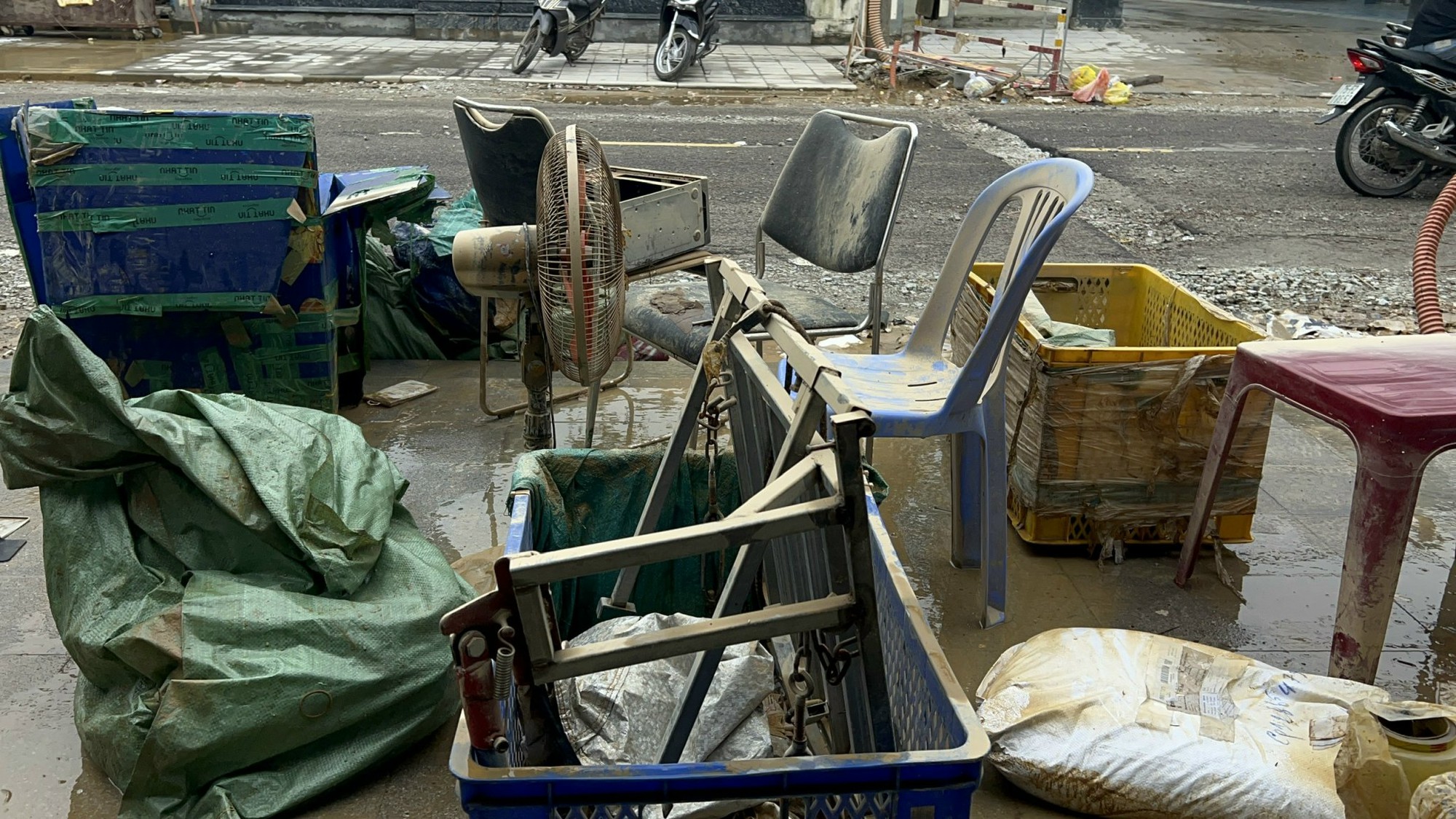 Xót xa nội thành Huế sau cơn lũ lịch sử- Ảnh 9. Xót xa nội thành Huế sau cơn lũ lịch sử- Ảnh 9.