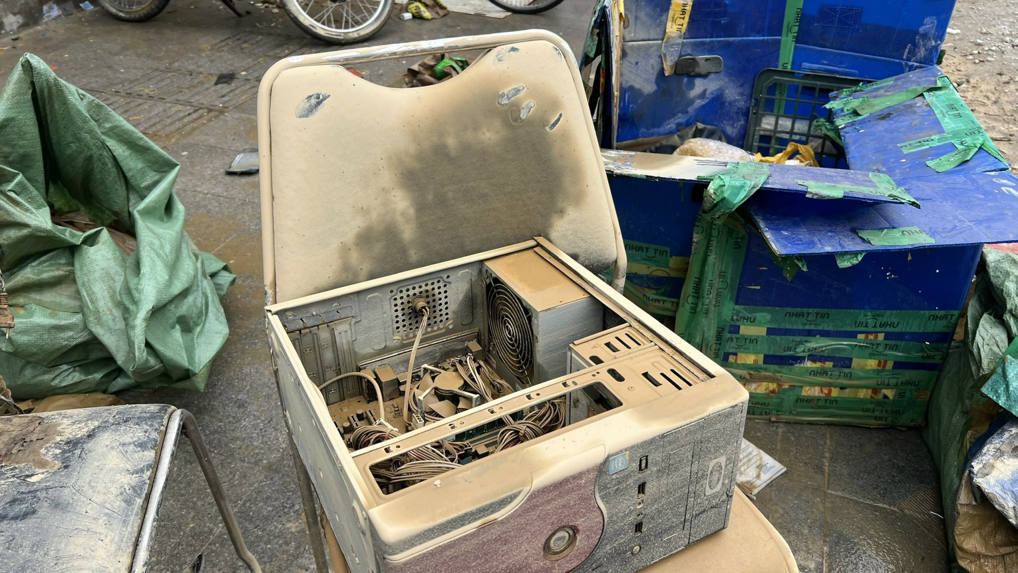 Xót xa nội thành Huế sau cơn lũ lịch sử- Ảnh 10. Xót xa nội thành Huế sau cơn lũ lịch sử- Ảnh 10.