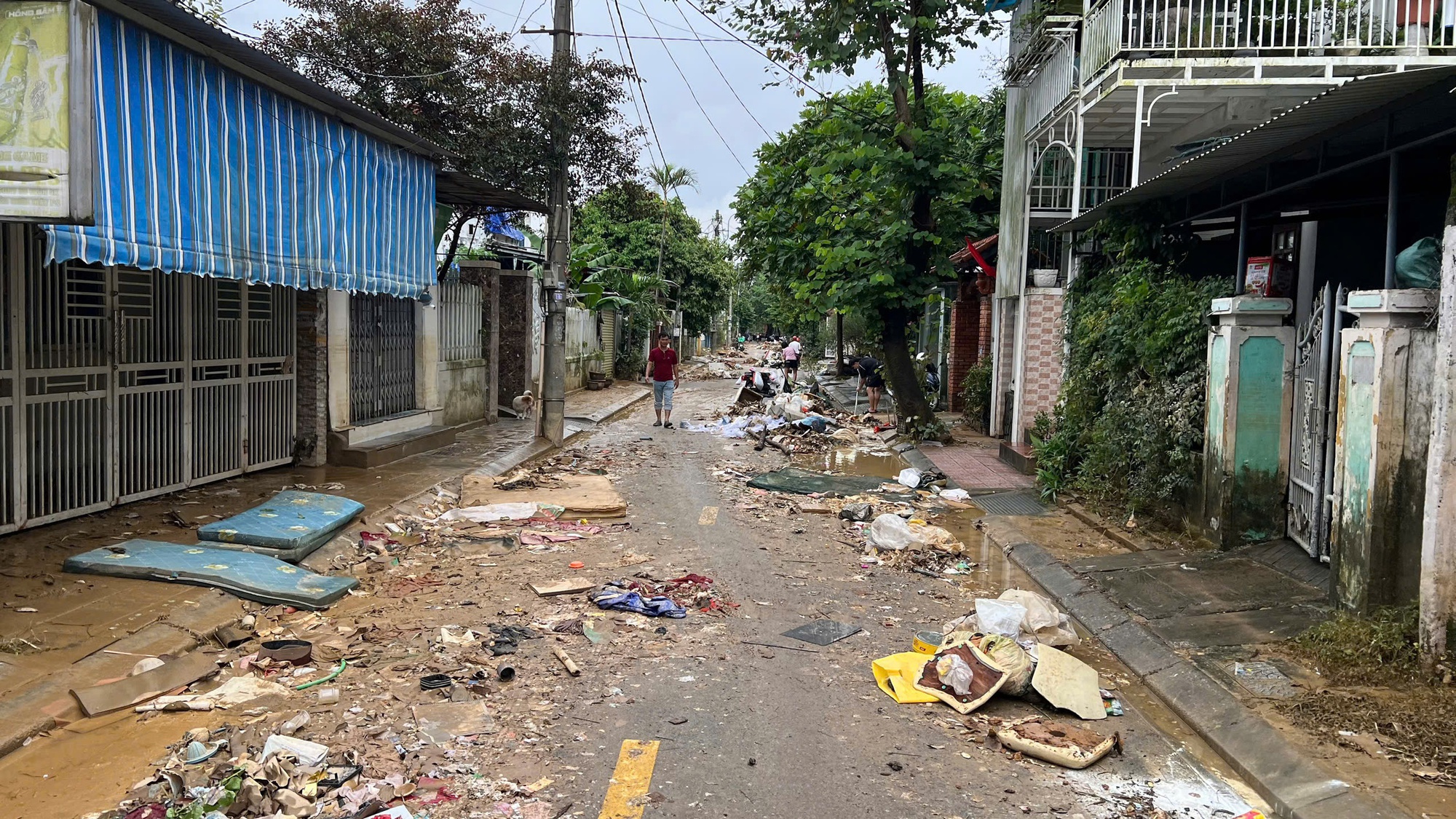 Xót xa nội thành Huế sau cơn lũ lịch sử- Ảnh 15. Xót xa nội thành Huế sau cơn lũ lịch sử- Ảnh 15.