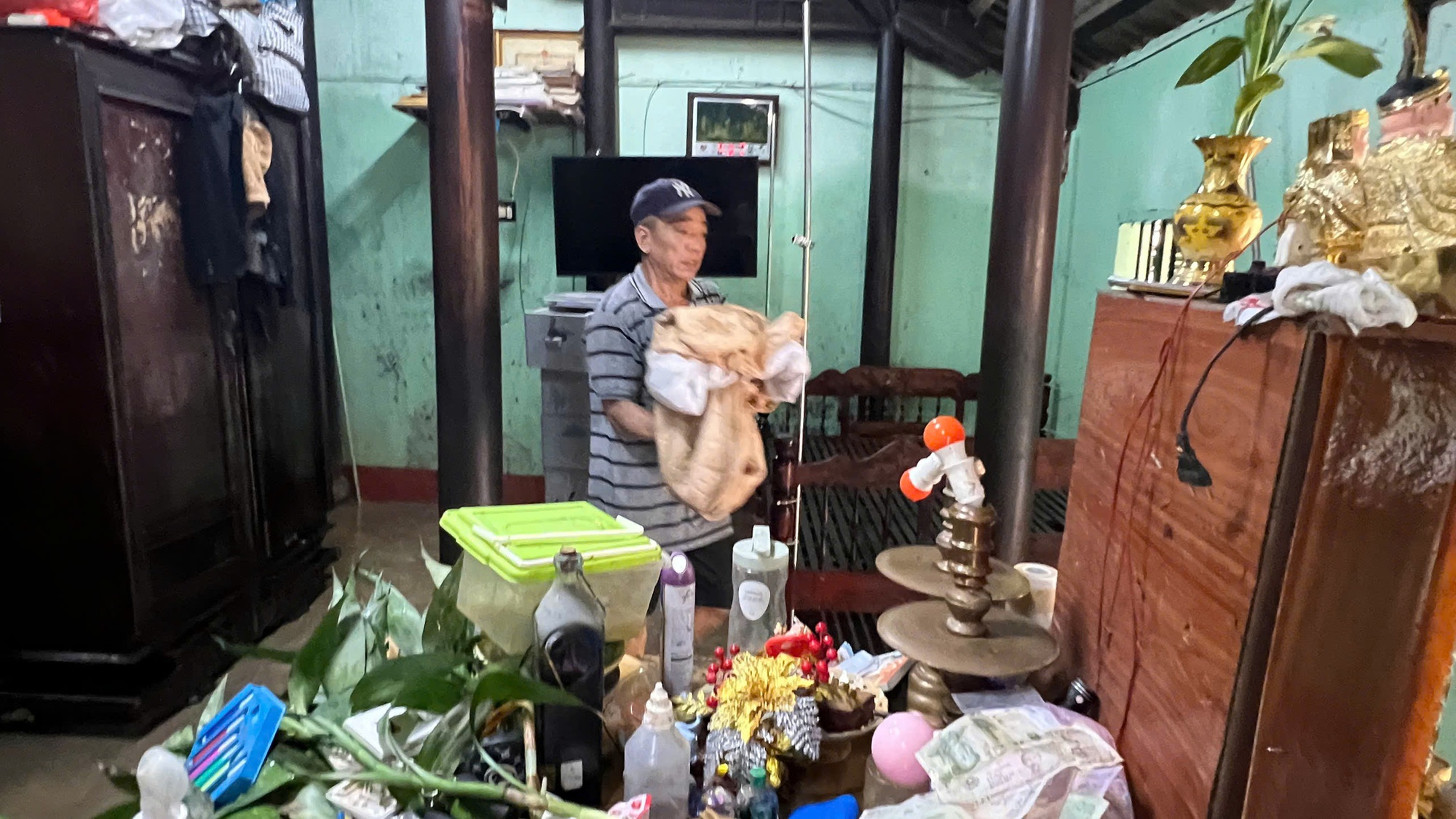 Xót xa nội thành Huế sau cơn lũ lịch sử- Ảnh 4. Xót xa nội thành Huế sau cơn lũ lịch sử- Ảnh 4.