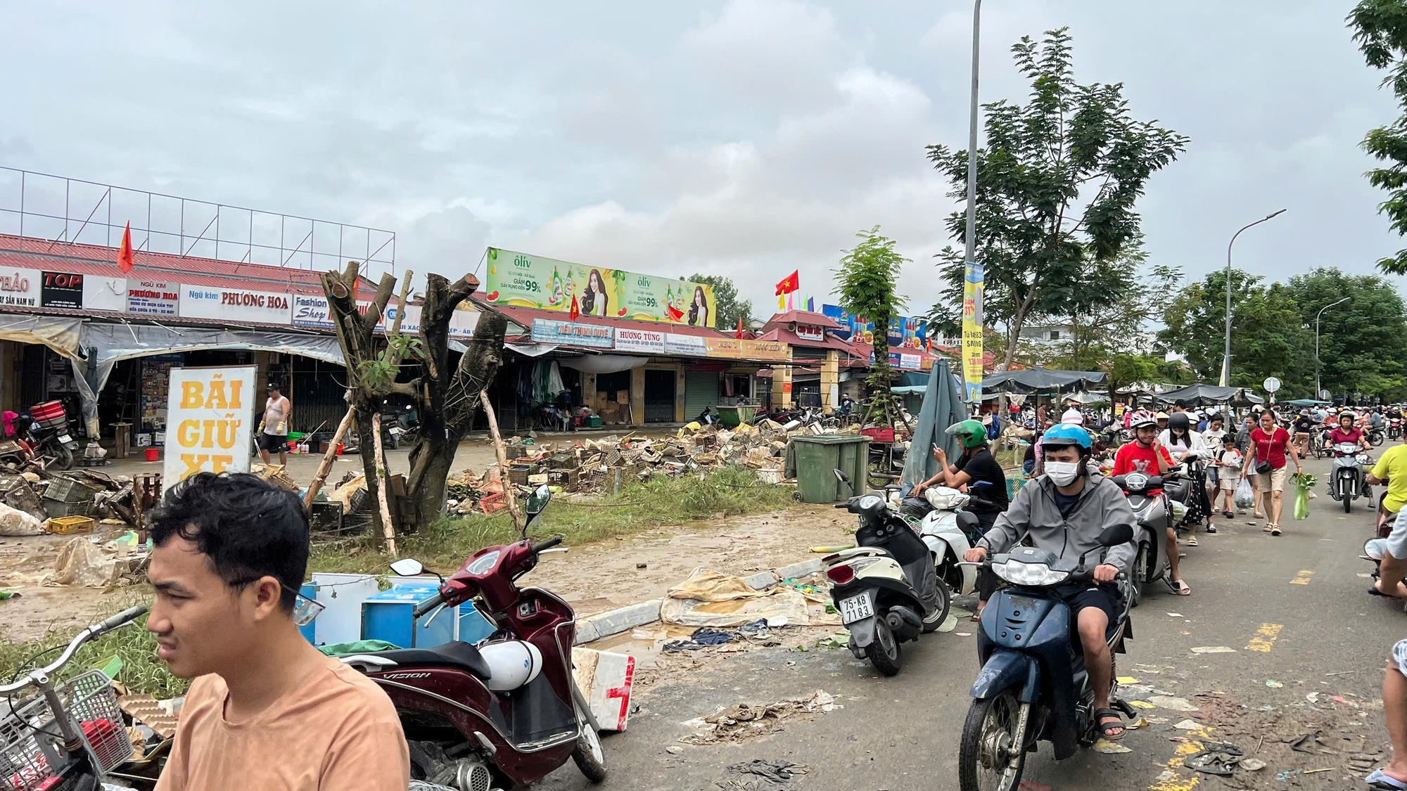 Xót xa nội thành Huế sau cơn lũ lịch sử- Ảnh 12. Xót xa nội thành Huế sau cơn lũ lịch sử- Ảnh 12.