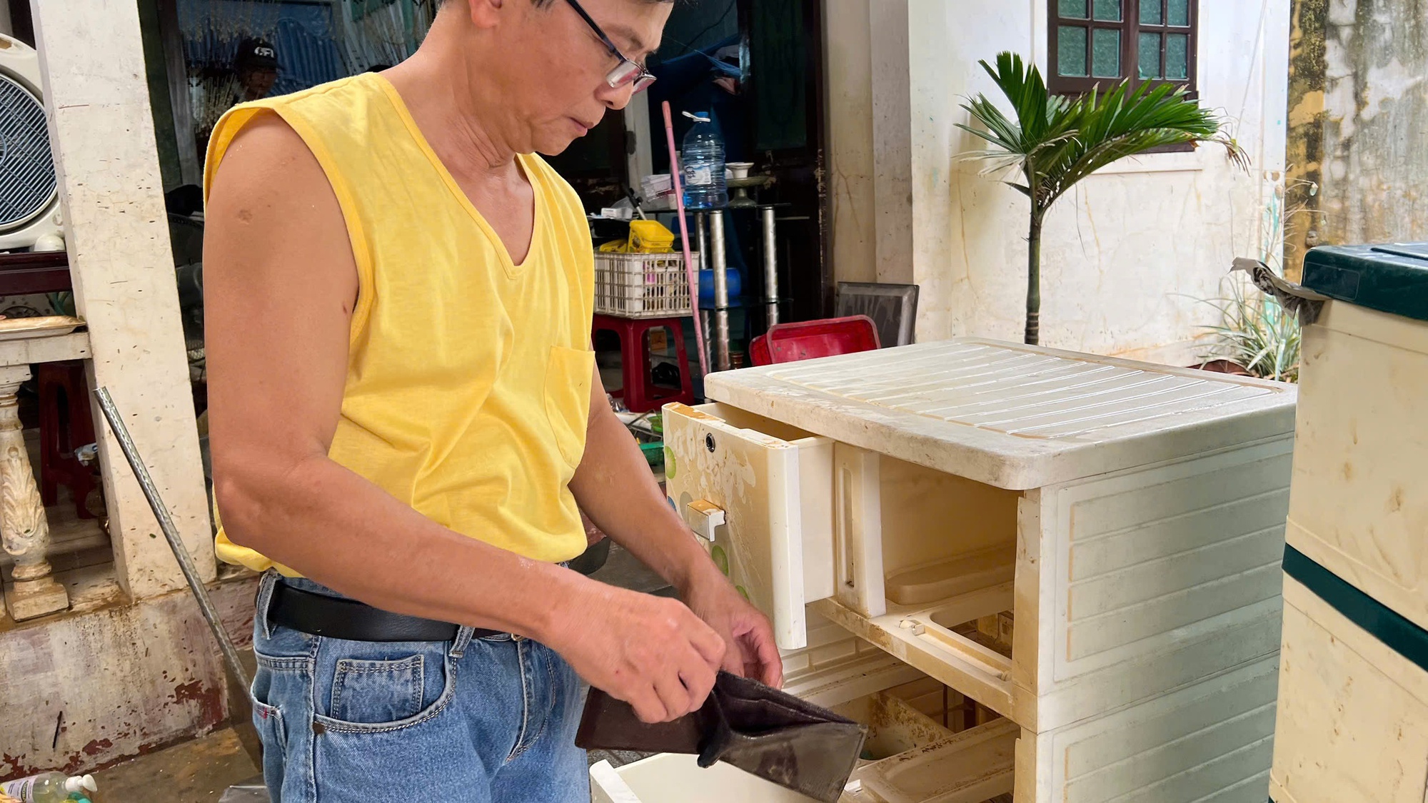 Xót xa nội thành Huế sau cơn lũ lịch sử- Ảnh 6. Xót xa nội thành Huế sau cơn lũ lịch sử- Ảnh 6.