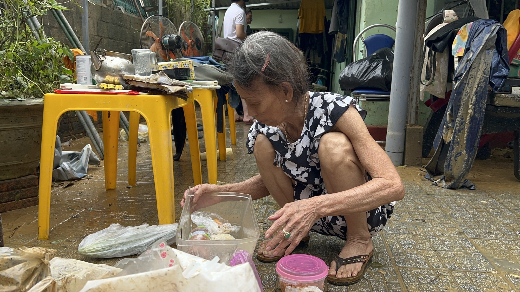 Xót xa nội thành Huế sau cơn lũ lịch sử- Ảnh 3. Xót xa nội thành Huế sau cơn lũ lịch sử- Ảnh 3.