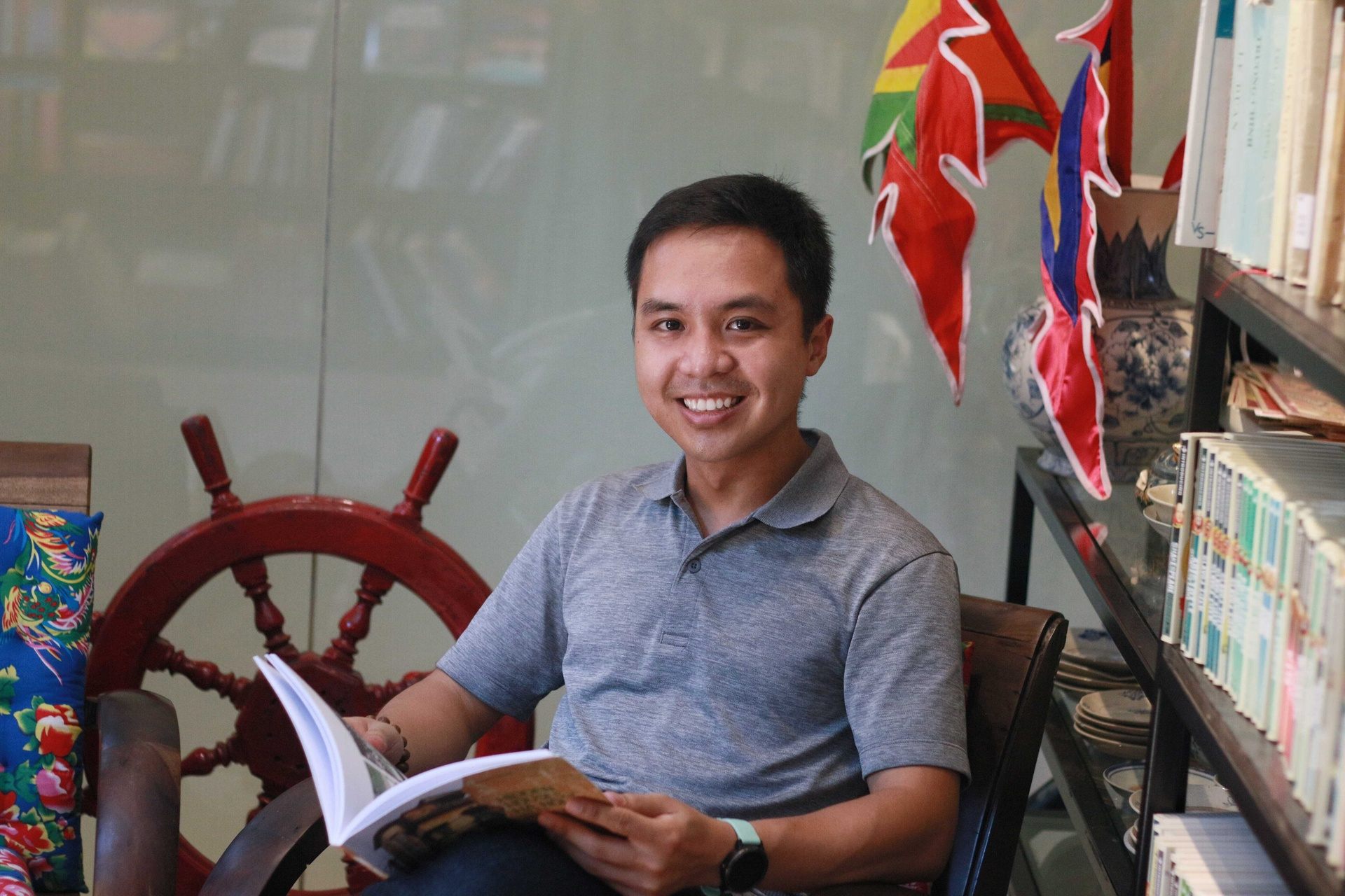 Phản ứng sốc của cô gái khi biết sếp mình chính là... Quán quân Olympia: Quả này đố dám cãi!- Ảnh 4.