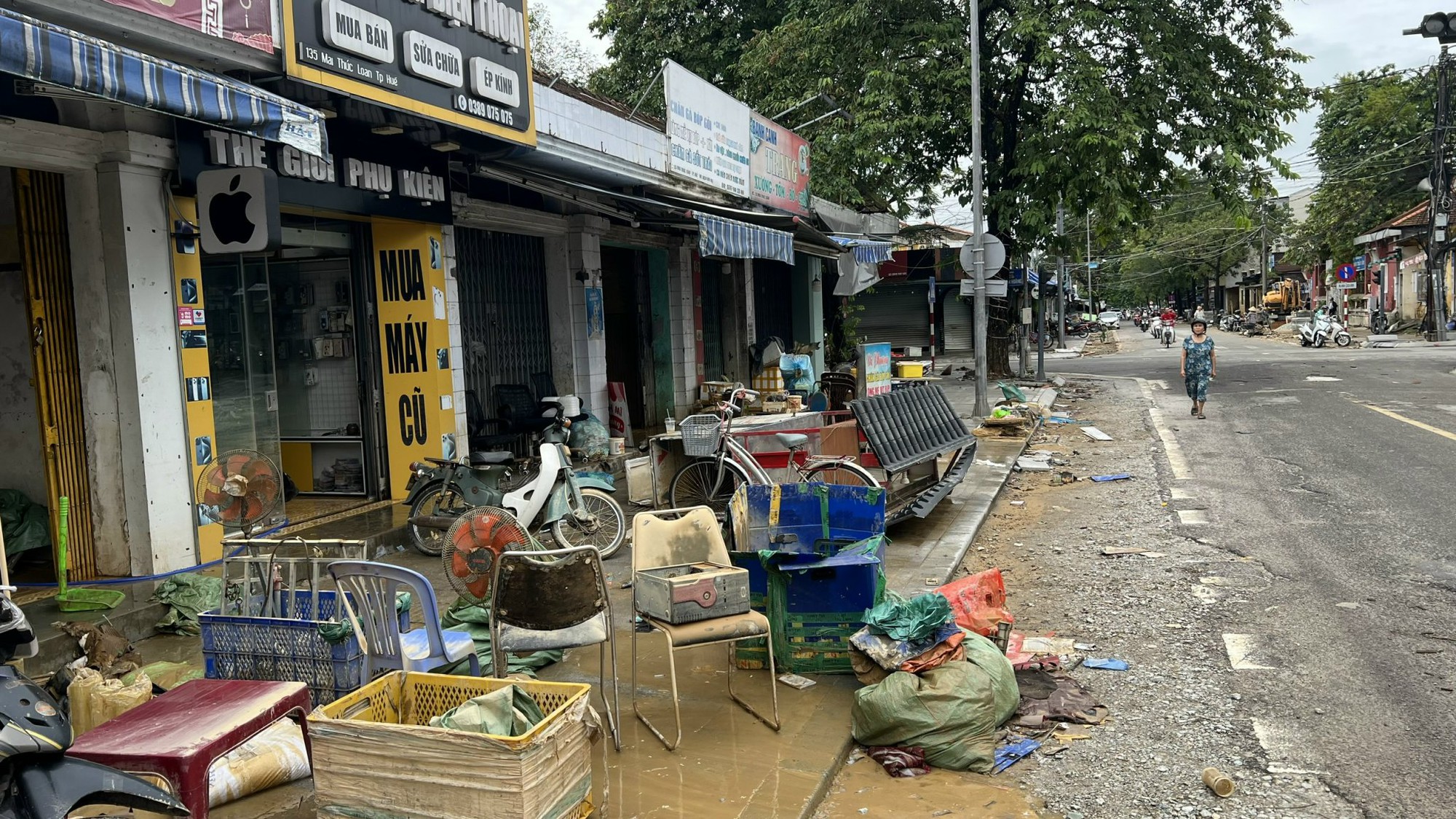 Xót xa nội thành Huế sau cơn lũ lịch sử- Ảnh 8. Xót xa nội thành Huế sau cơn lũ lịch sử- Ảnh 8.