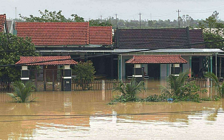 Vào chợ kiểm tra hàng hoá lúc nước lũ chưa rút, 2 người bị điện giật- Ảnh 2.