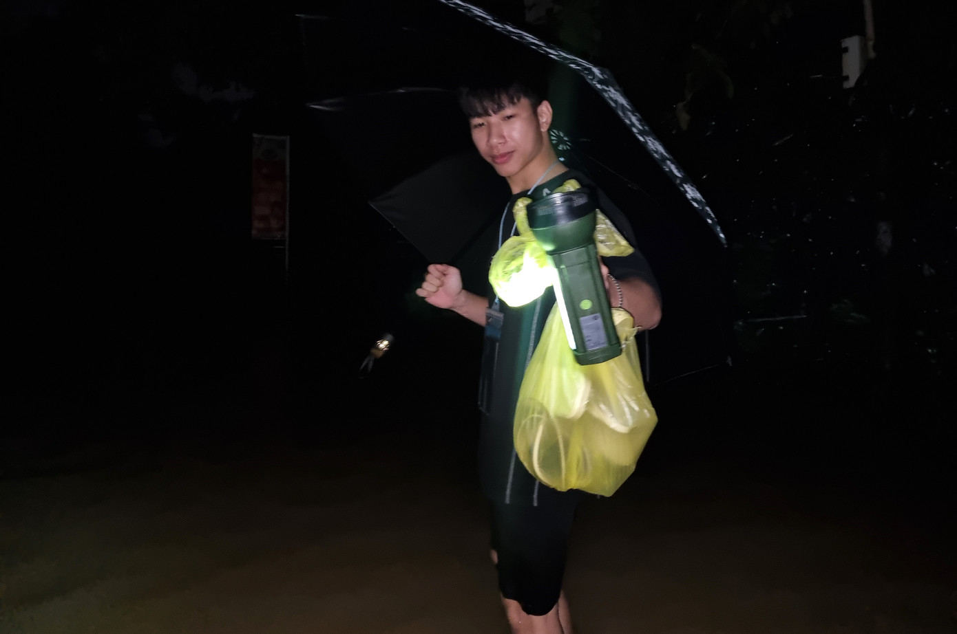 Đêm trong thôn ngập chưa từng thấy- Ảnh 13. Đêm trong thôn ngập chưa từng thấy- Ảnh 13.