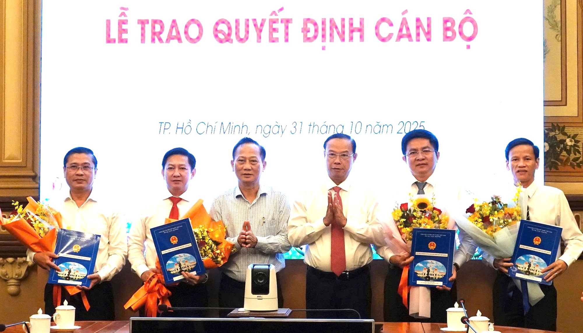 UBND TP HCM điều động, bổ nhiệm nhiều cán bộ lãnh đạo- Ảnh 1.