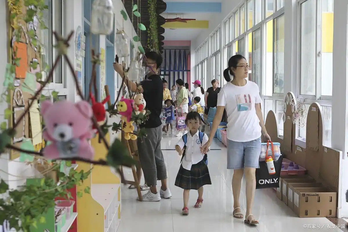 Lương 3 cọc 3 đồng, chồng tôi đòi bán nhà để con học trường quốc tế, anh bảo: Lương 3 cọc 3 đồng, chồng tôi đòi bán nhà để con học trường quốc tế, anh bảo: