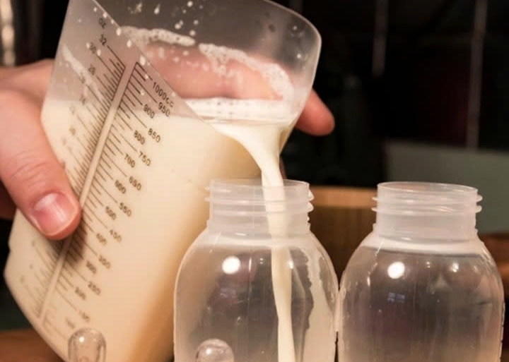 'Chấm đen' trong sữa bột khiến người dùng lo mốc, chuyên gia nói gì?- Ảnh 1. 'Chấm đen' trong sữa bột khiến người dùng lo mốc, chuyên gia nói gì?- Ảnh 1.