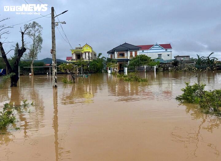 Đi xe đạp điện qua vùng ngập sâu, 3 em nhỏ ở Quảng Trị bị lũ cuốn trôi- Ảnh 2. Đi xe đạp điện qua vùng ngập sâu, 3 em nhỏ ở Quảng Trị bị lũ cuốn trôi- Ảnh 2.