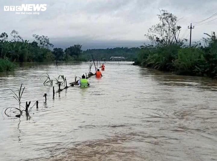 Đi xe đạp điện qua vùng ngập sâu, 3 em nhỏ ở Quảng Trị bị lũ cuốn trôi- Ảnh 1. Đi xe đạp điện qua vùng ngập sâu, 3 em nhỏ ở Quảng Trị bị lũ cuốn trôi- Ảnh 1.