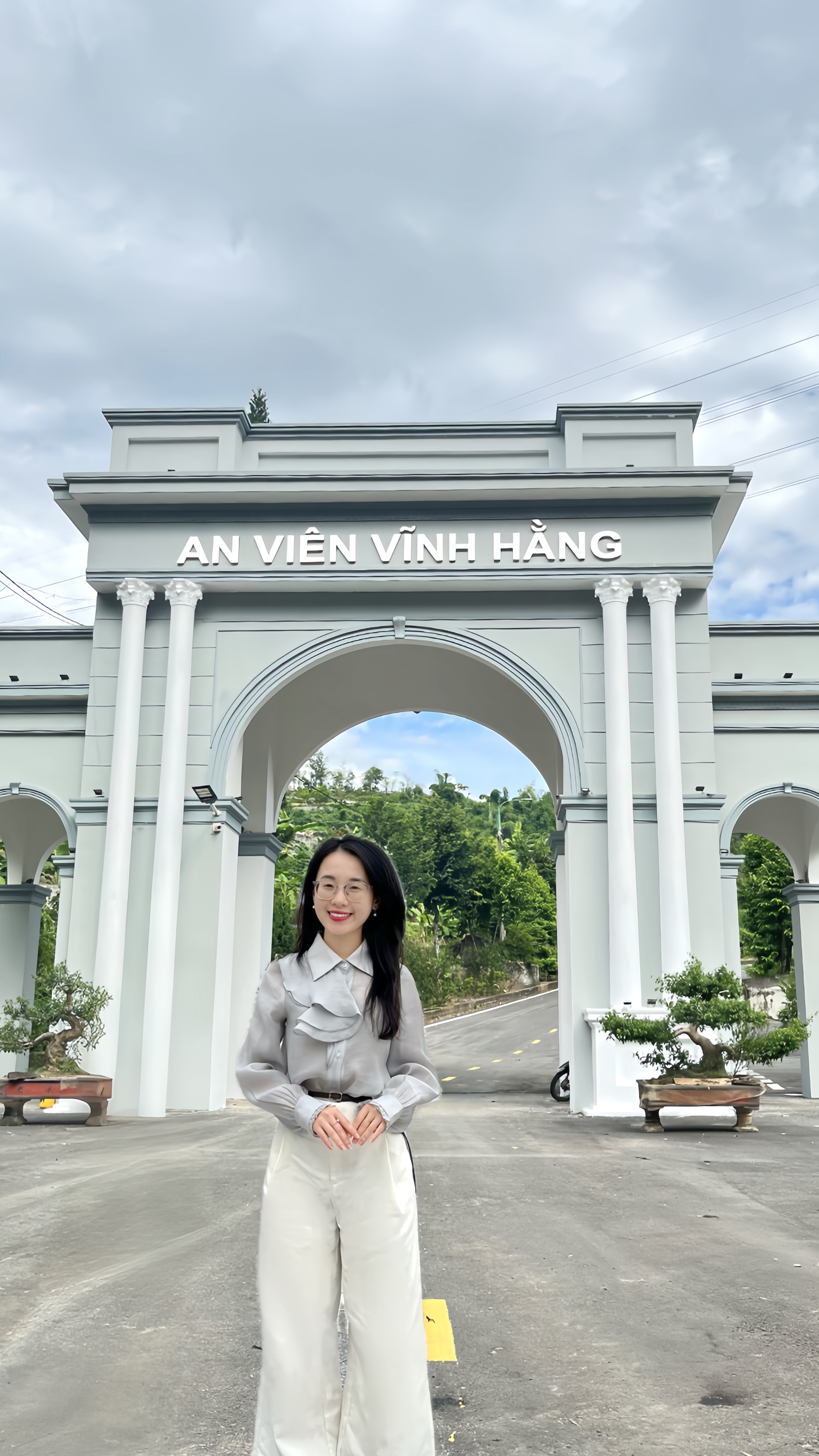 Ch&acirc;n dung c&ocirc; g&aacute;i 22 tuổi đi "b&aacute;n mộ"- Ảnh 2.