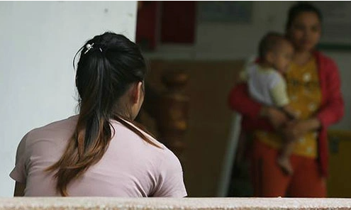 2 giờ đ&ecirc;m đi qua ph&ograve;ng mẹ chồng vẫn c&ograve;n s&aacute;ng đ&egrave;n t&ocirc;i mới hiểu tại sao từ l&uacute;c b&agrave; ở c&ugrave;ng, nh&agrave; l&uacute;c n&agrave;o cũng bừa bộn- Ảnh 1.