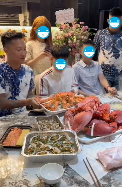 Bữa ăn của Huấn Hoa Hồng- Ảnh 4. Bữa ăn của Huấn Hoa Hồng- Ảnh 4.