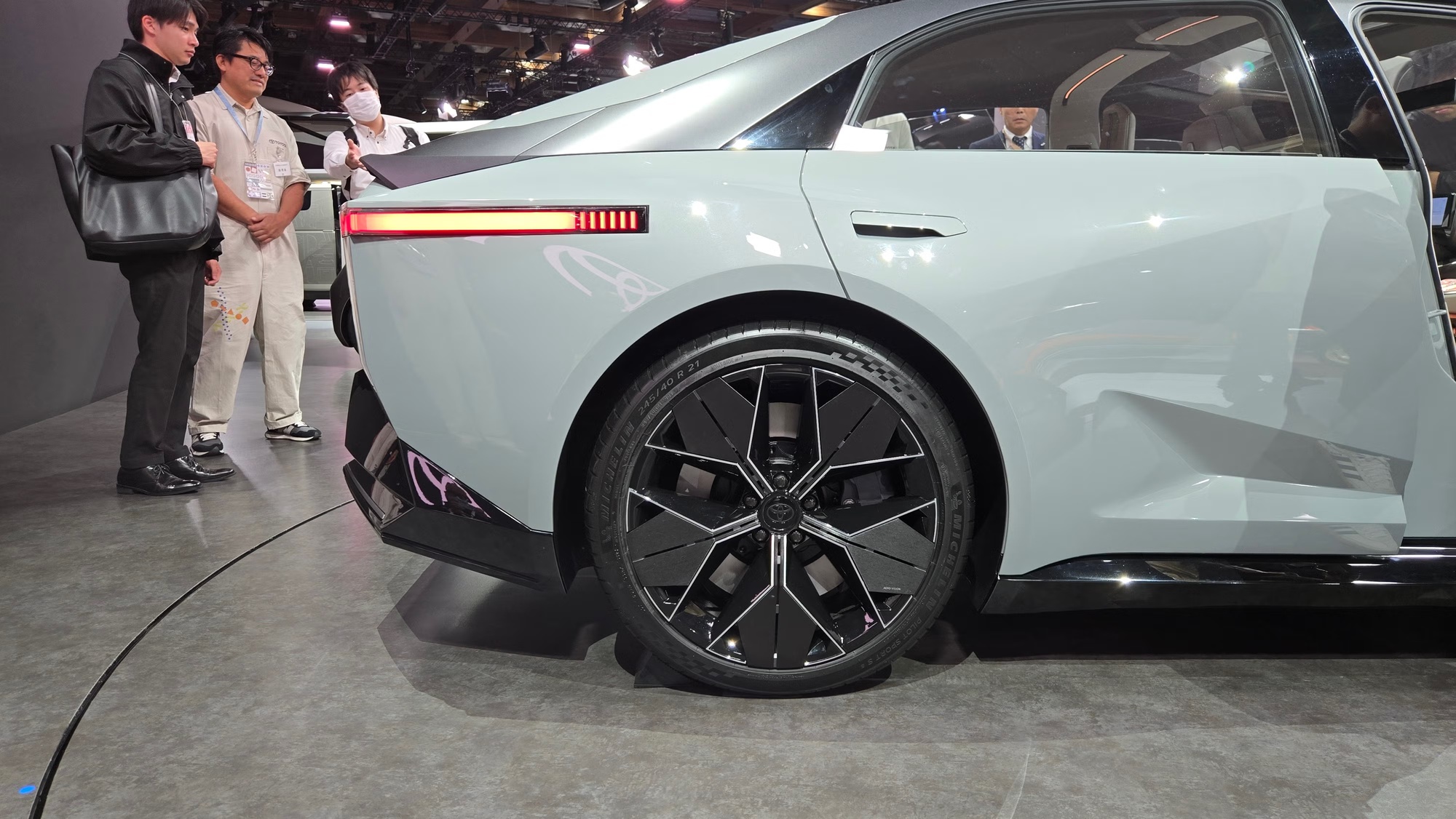 Ảnh thực tế bản xem trước Toyota Corolla đời mới: D&aacute;ng như si&ecirc;u xe, c&oacute; cả hybrid v&agrave; điện, về Việt Nam dễ gi&agrave;nh kh&aacute;ch trẻ của K3, Mazda3- Ảnh 7.