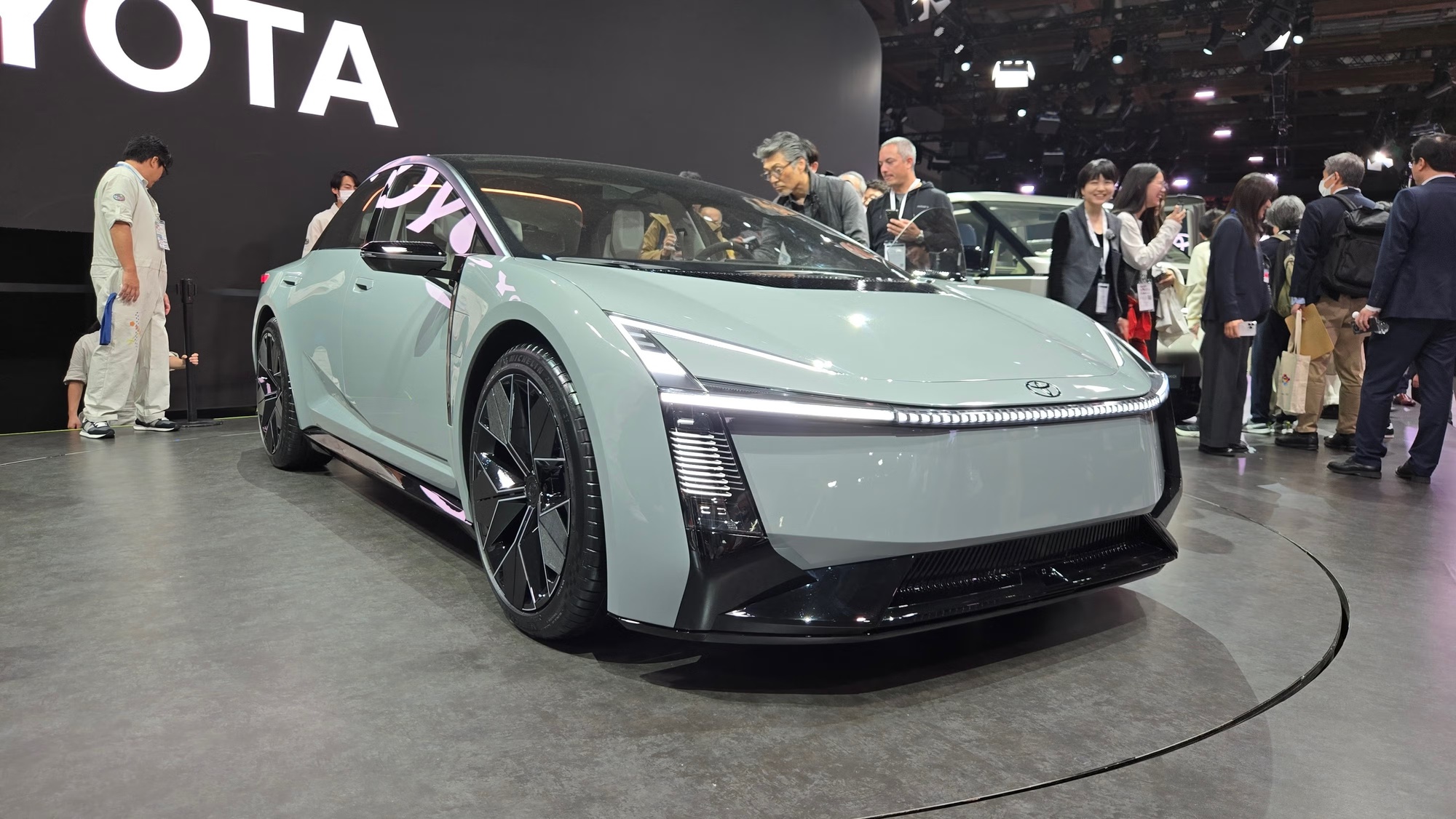 Ảnh thực tế bản xem trước Toyota Corolla đời mới: D&aacute;ng như si&ecirc;u xe, c&oacute; cả hybrid v&agrave; điện, về Việt Nam dễ gi&agrave;nh kh&aacute;ch trẻ của K3, Mazda3- Ảnh 2.