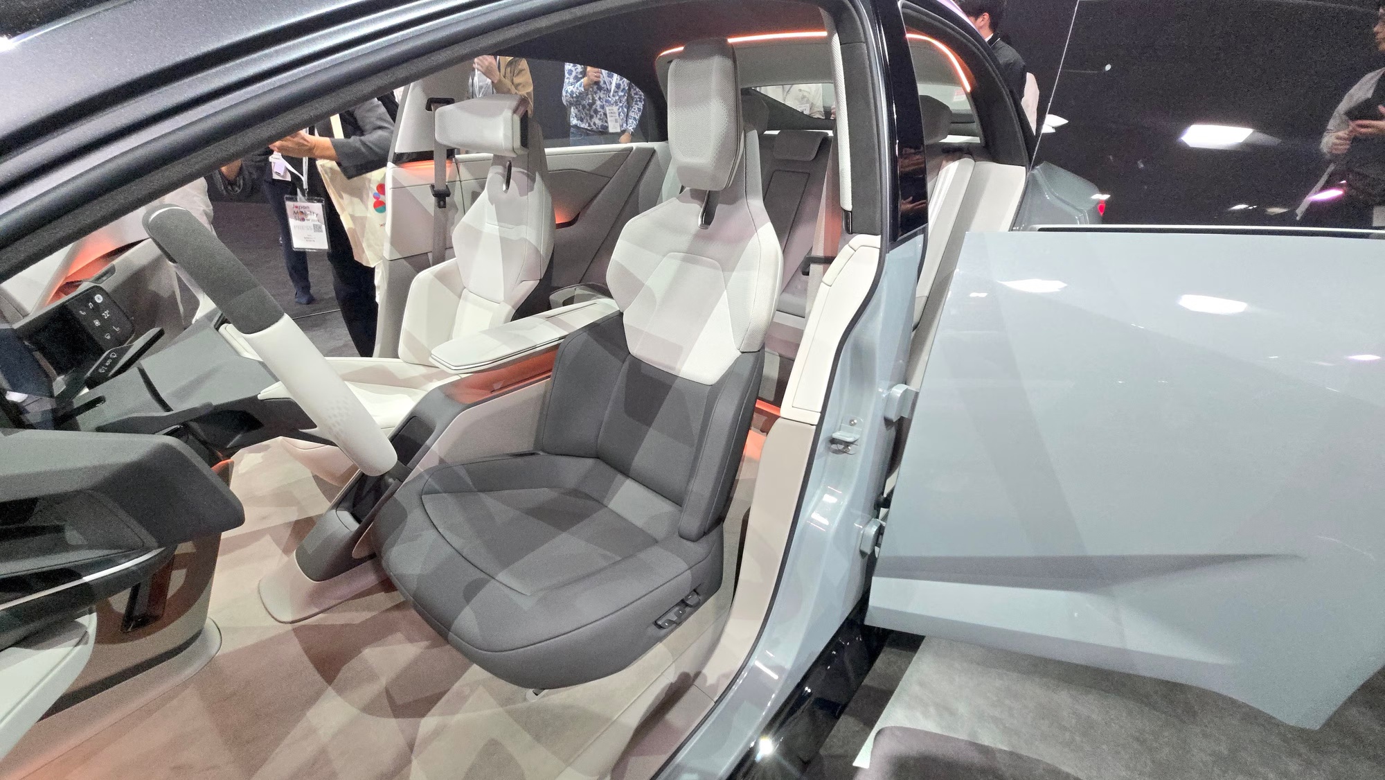 Ảnh thực tế bản xem trước Toyota Corolla đời mới: D&aacute;ng như si&ecirc;u xe, c&oacute; cả hybrid v&agrave; điện, về Việt Nam dễ gi&agrave;nh kh&aacute;ch trẻ của K3, Mazda3- Ảnh 10.