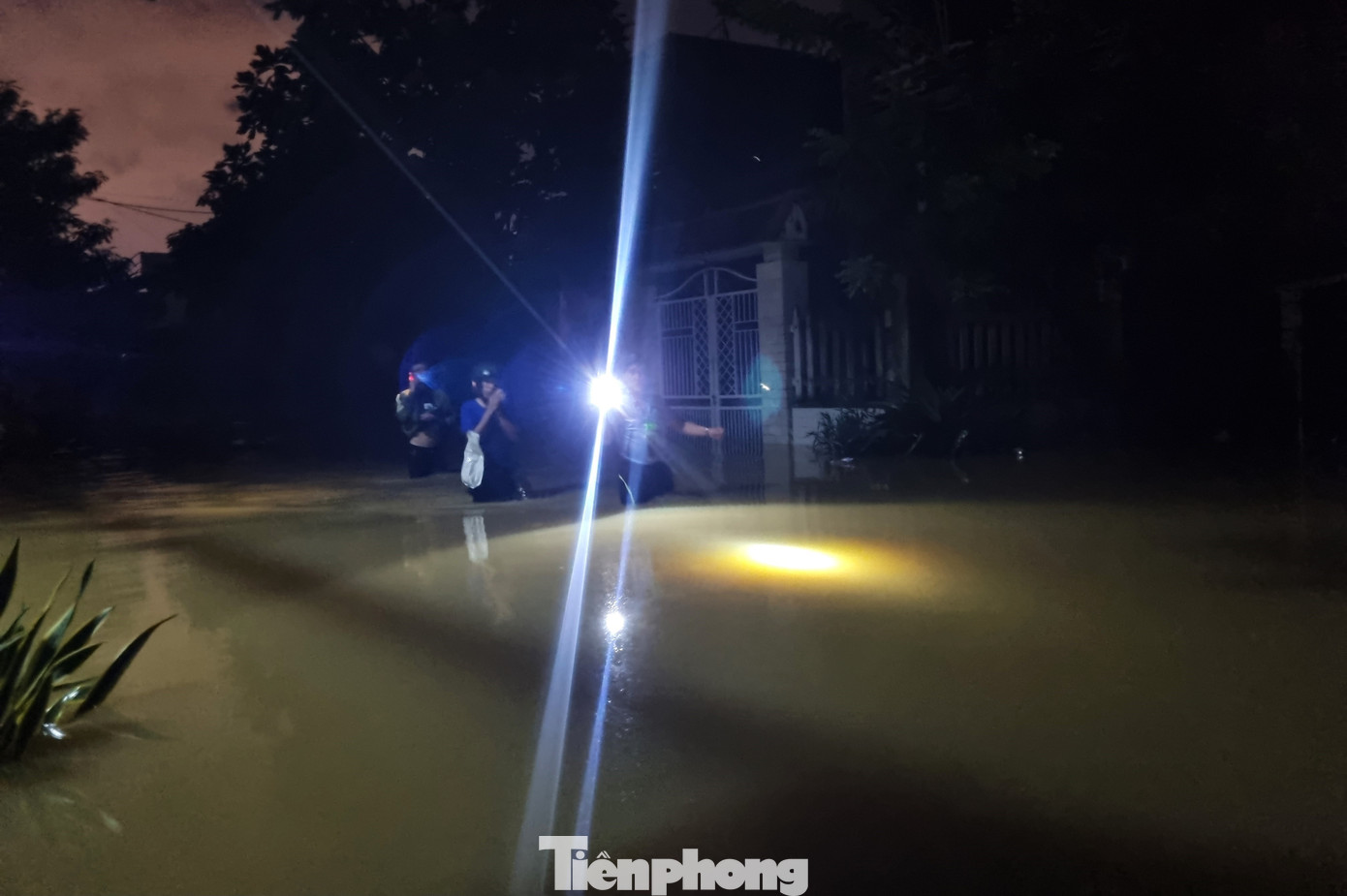 Đêm trong thôn ngập chưa từng thấy- Ảnh 2. Đêm trong thôn ngập chưa từng thấy- Ảnh 2.