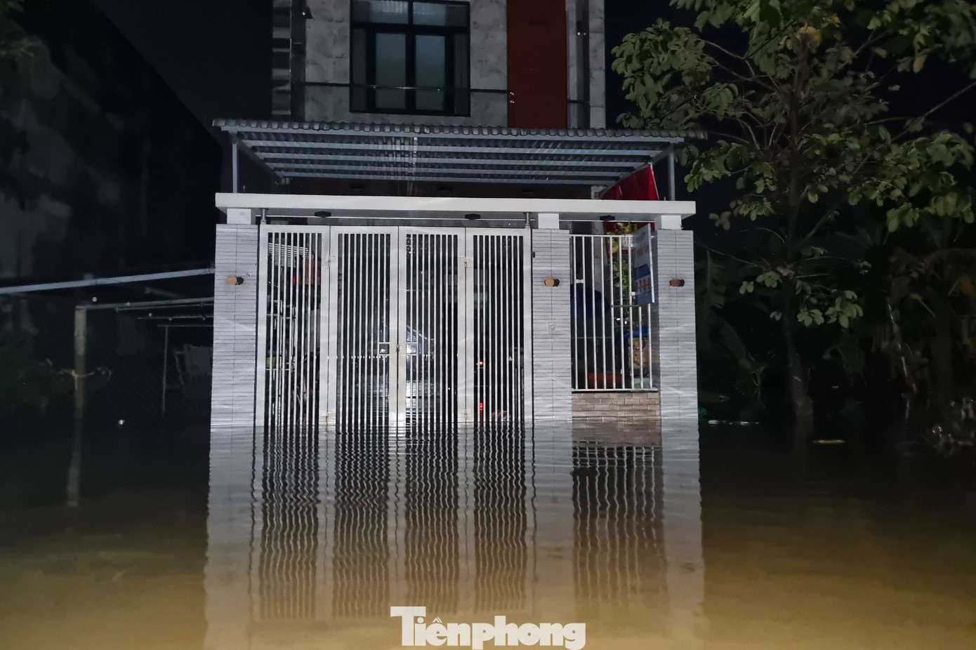 Đêm trong thôn ngập chưa từng thấy- Ảnh 3. Đêm trong thôn ngập chưa từng thấy- Ảnh 3.