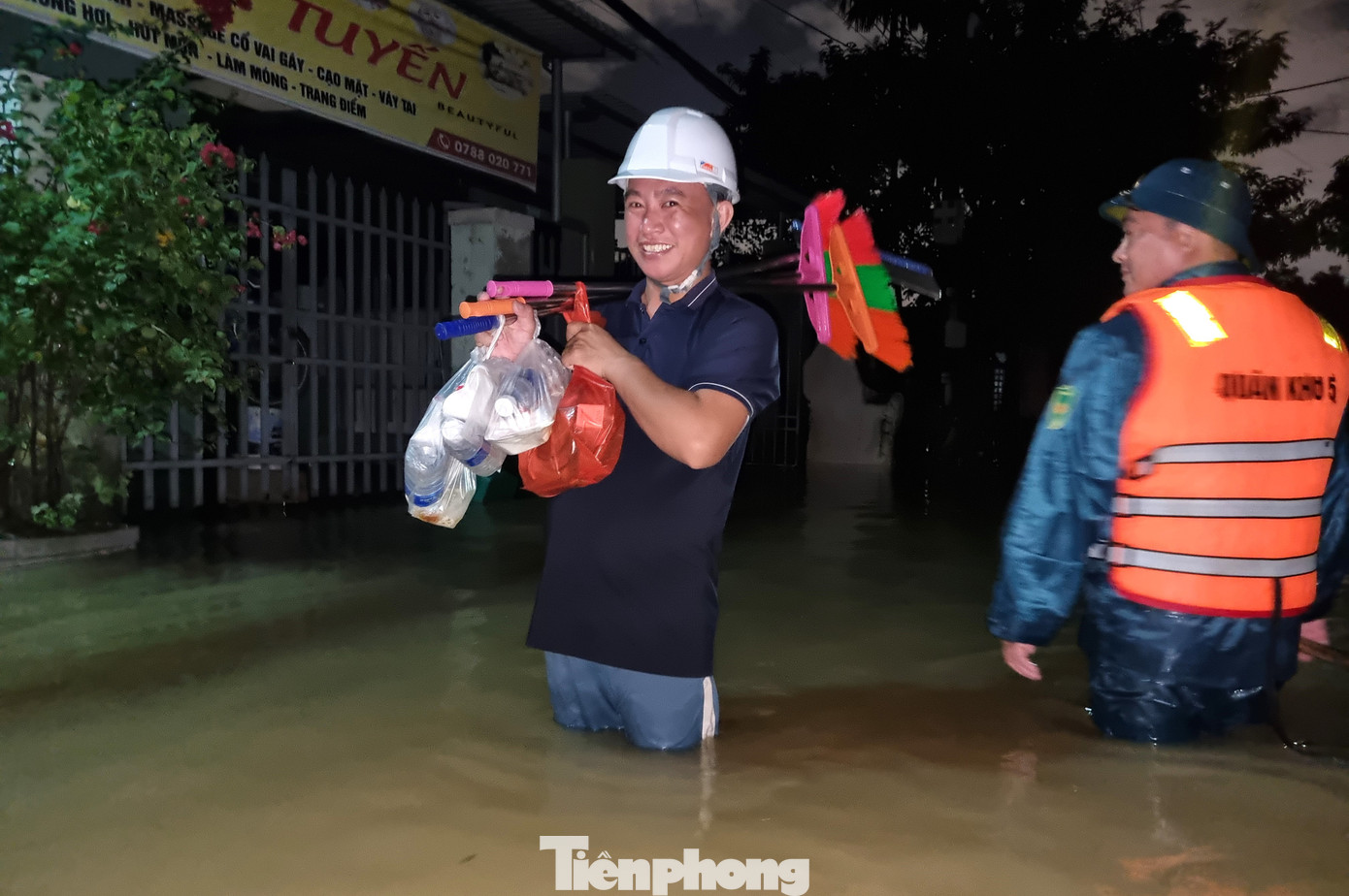 Đêm trong thôn ngập chưa từng thấy- Ảnh 9. Đêm trong thôn ngập chưa từng thấy- Ảnh 9.