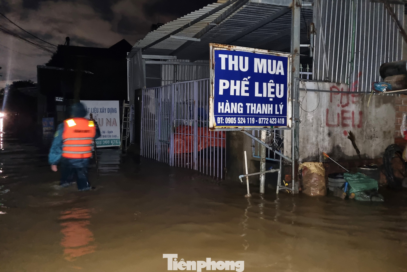 Đêm trong thôn ngập chưa từng thấy- Ảnh 11. Đêm trong thôn ngập chưa từng thấy- Ảnh 11.